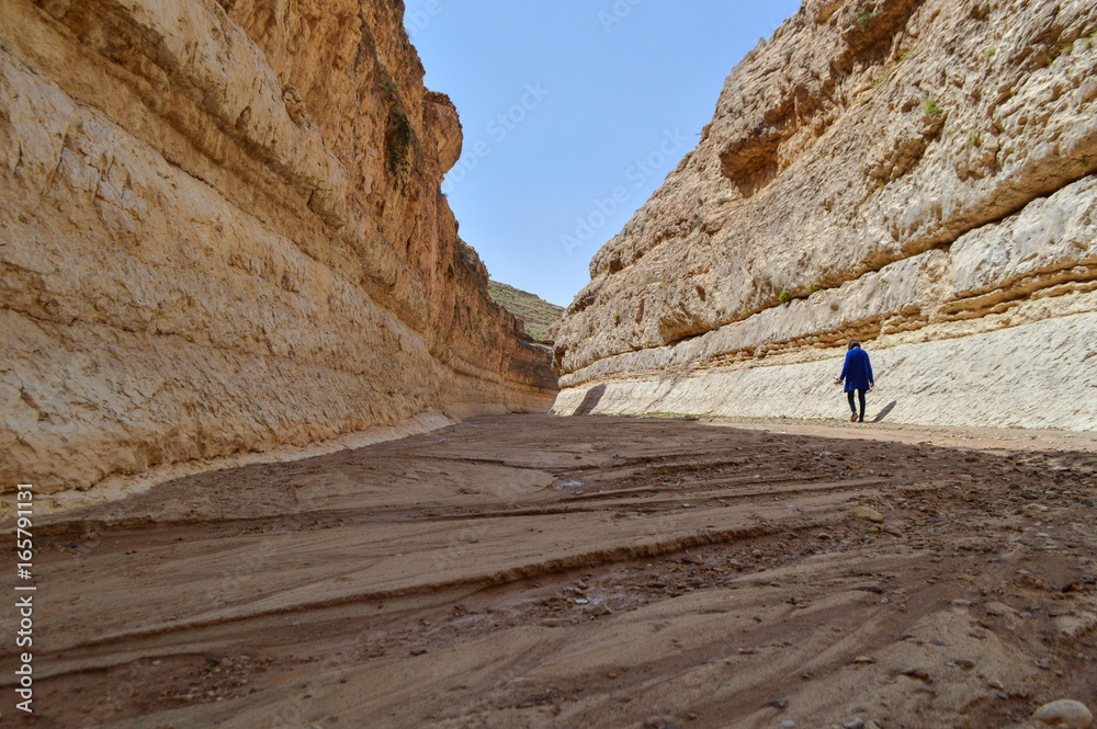 femme marchant dans le canyon, Mides, Tunisie, Avril 2017 femme marchant dans le canyon, Mides, Tunisie, Avril 2017