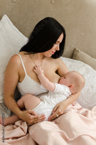 Obraz na płótnie Breastfeeding. Young mother nursing baby. Family at home w salonie