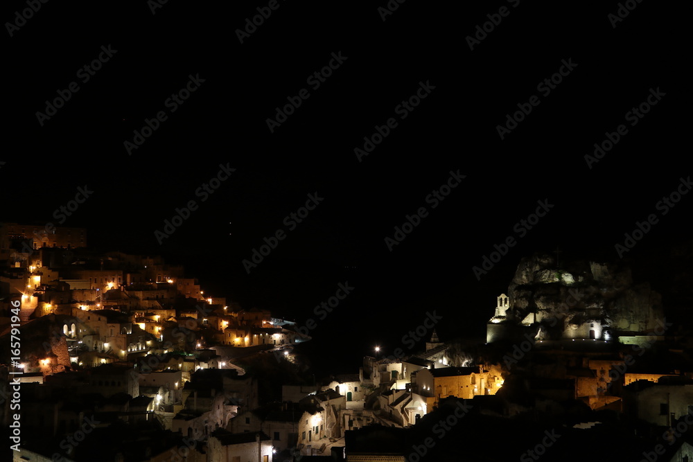 Fototapeta premium Matera panorama notturno sui sassi
