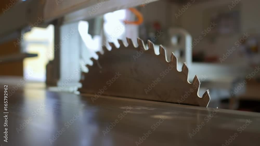 Setting the cutting angle of the saw blade.