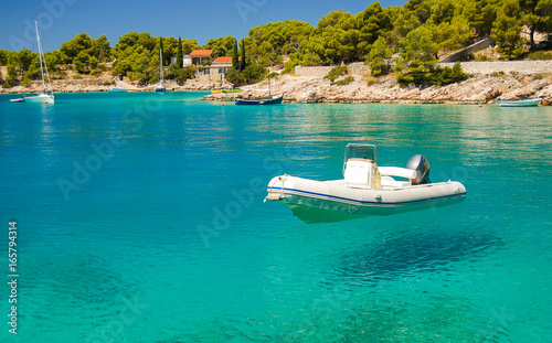 Łódka w zatoce na wyspie Brać, Chorwacja   © Darios