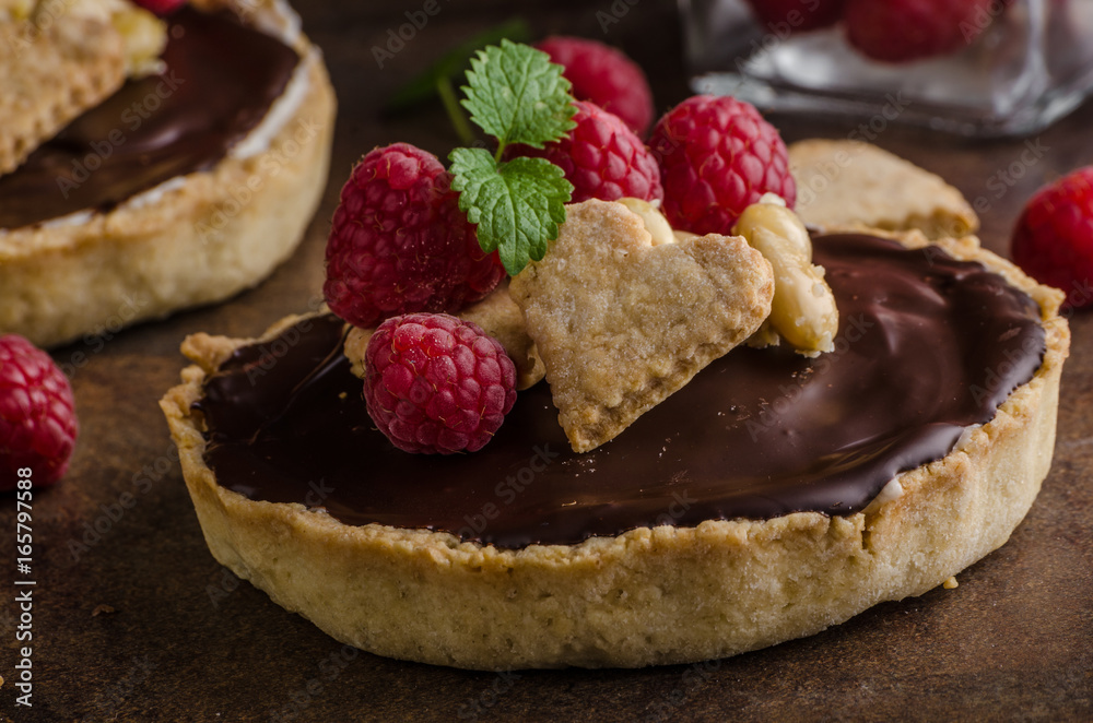 Chocolate tartalets with nuts