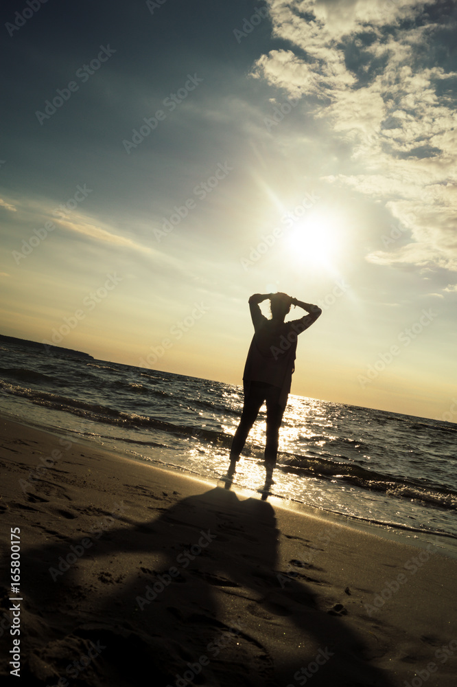 Junge Frau am Ostsee Strand