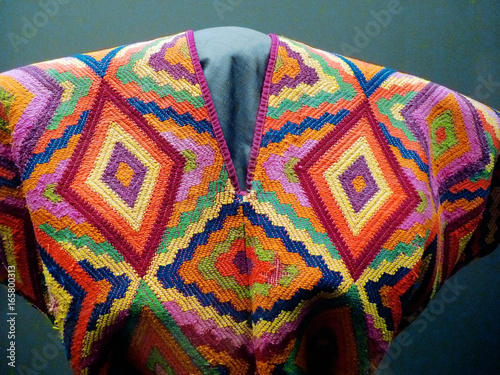 peruanisches Muster auf einem traditionellem Poncho