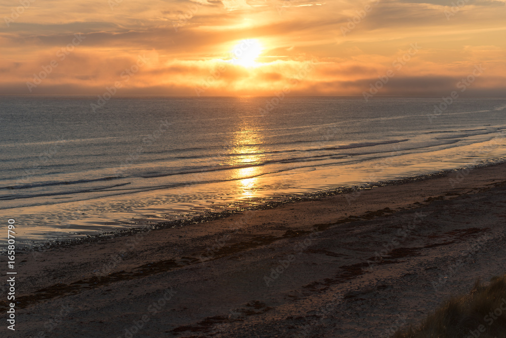 Meer mit Sonnenuntergang und Wolken Meer mit Sonnenuntergang und Wolken