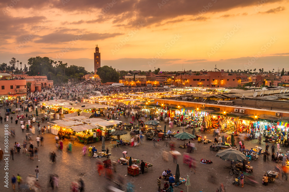 Obraz premium Jamaa el Fna rynek, Marrakesz, Maroko, Afryka Północna. Jemaa el-Fnaa, Djema el-Fna lub Djemaa el-Fnaa to słynny plac i rynek w medynie w Marrakeszu.