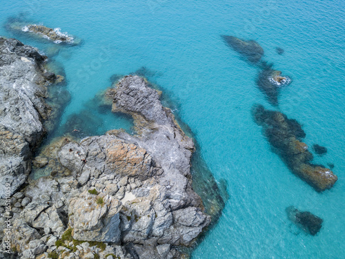 Paradiso del sub, spiaggia con promontorio a picco sul mare. Zambrone, Calabria, Italia. Immersioni relax e vacanze estive. Coste italiane, spiagge e rocce