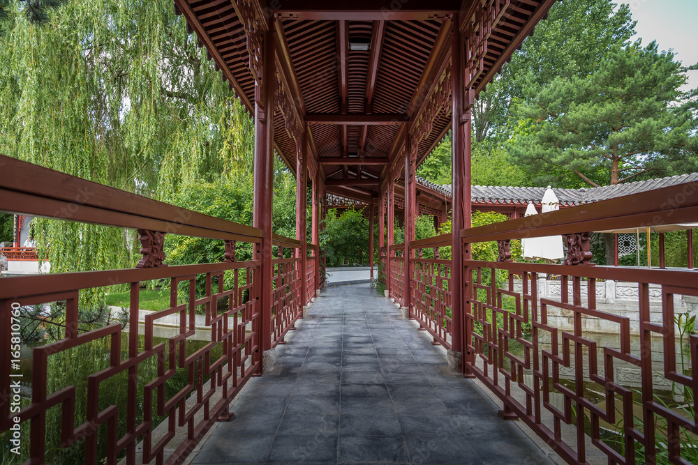 Rote Brücke in einem Japangarten