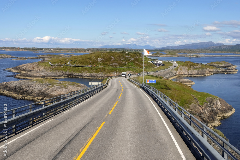 Fahrt auf der berühmten Storseisund Brücke der norwegischen Atlantikstraße / Egoperspektive / Copyspace Fahrt auf der berühmten Storseisund Brücke der norwegischen Atlantikstraße / Egoperspektive / Copyspace