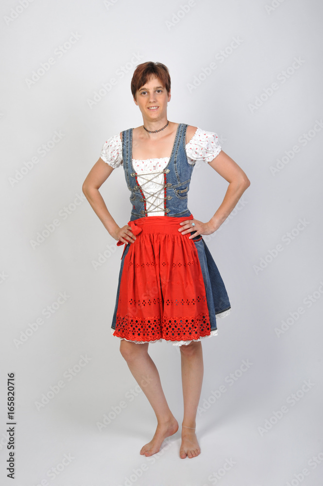 Fototapeta premium Frau erwachsen im Dirndl mit roter Schürze