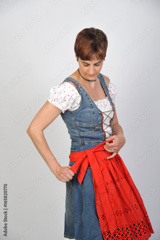 Frau erwachsen im Dirndl mit roter Schürze Frau erwachsen im Dirndl mit roter Schürze