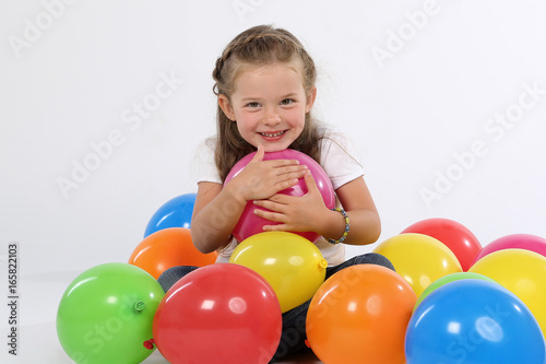 Kind mit Luftballons