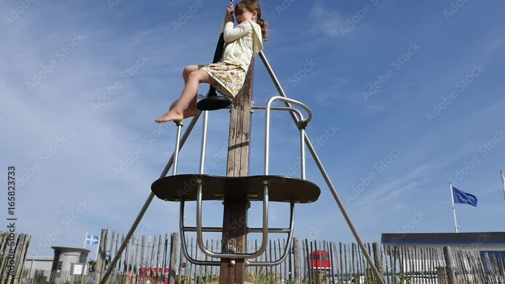 jolie jeune fille sur la tyrolienn(ralenti hd)