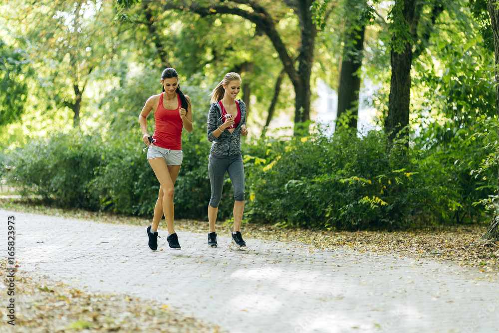 Obraz premium Athletic women jogging in nature