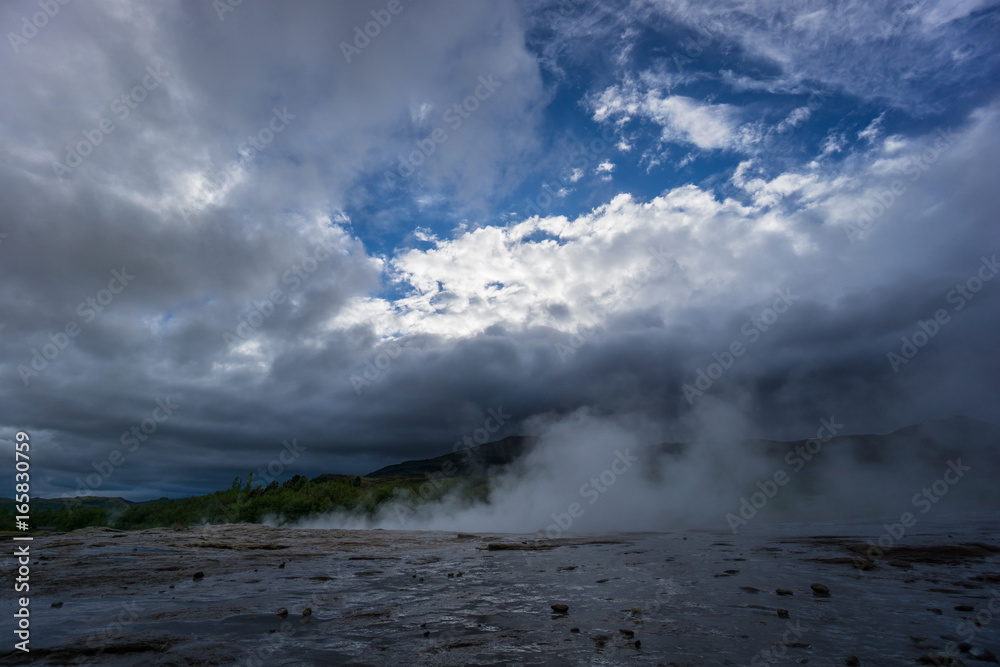 Obraz premium Iceland - Steam of hot water before eruption at Geyser Strokkur