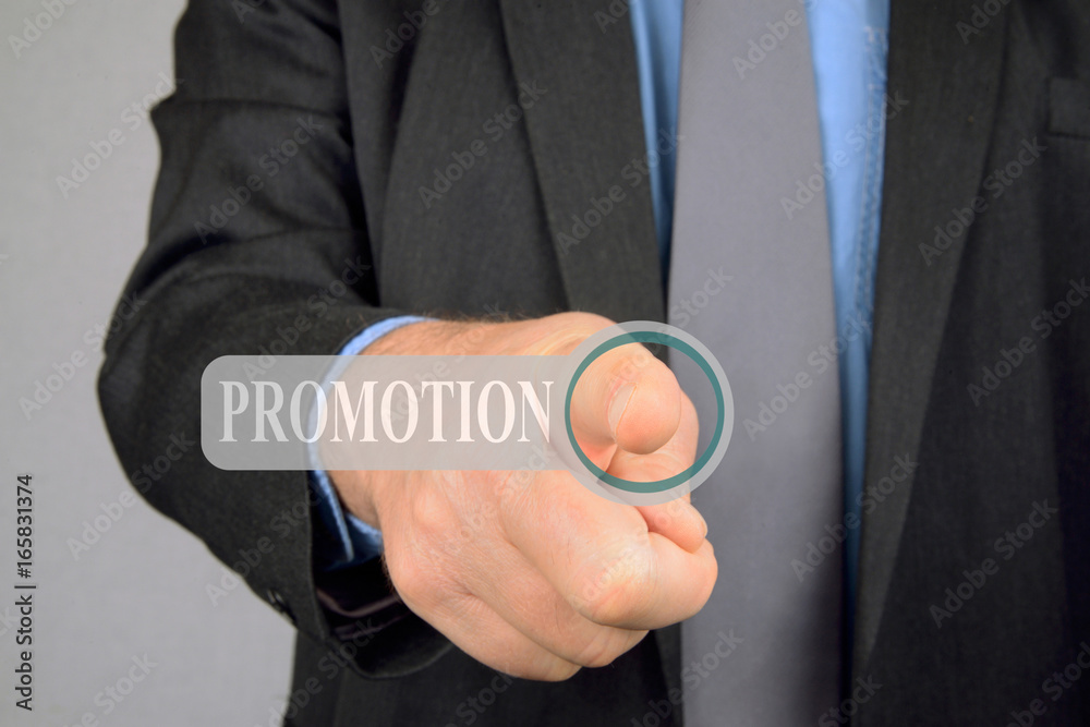 Homme appuyant sur le bouton promotion Homme appuyant sur le bouton promotion