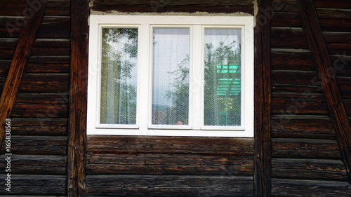 Holzfenster einer Hütte in Rumänien