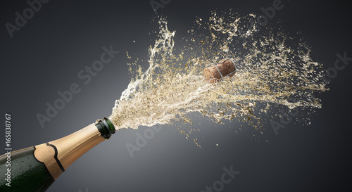 Champagner-Splash vor Grau 1