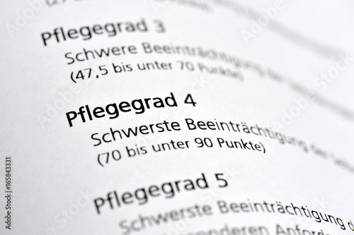 Pflegegrad 4, Pflegeversicherung, schwerste Beeinträchtigung, Selbständigkeit, Versorgung, Altenpflege, Pflegeheim, Alte, Altersheim, Pflegestufen, Demenz, Alzheimer, Sozialstaat, Betreuung