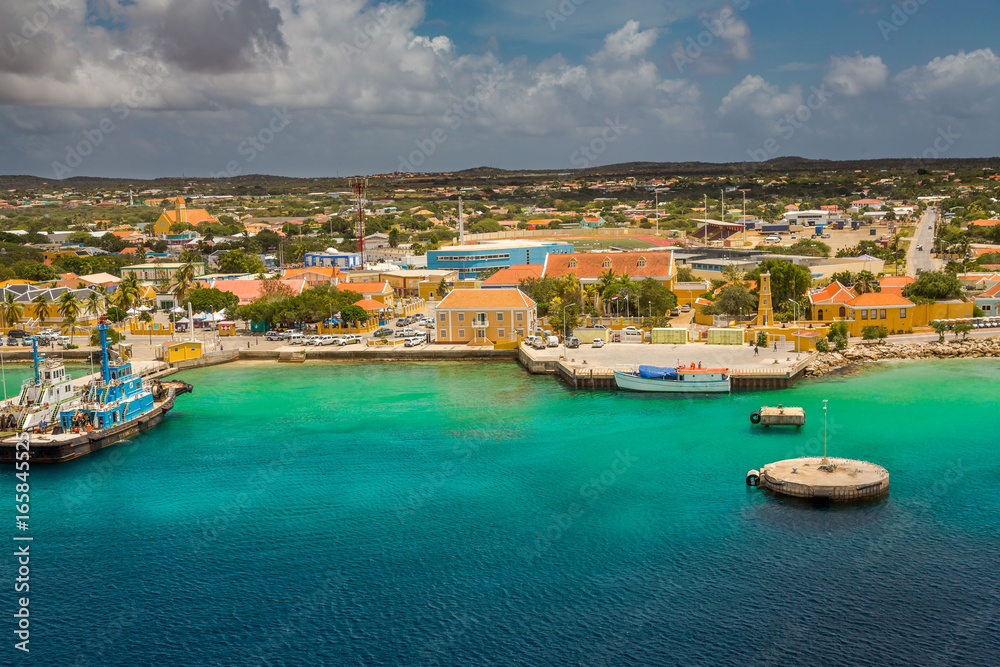 Obraz premium Arriving at Bonaire, capture from Ship at the Capital of Bonaire, Kralendijk in this beautiful island of the Ccaribbean Netherlands, with its paradisiac beaches and water.