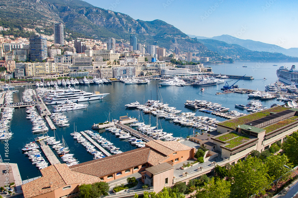 Vue du célèbre port de Monaco, Monte Carlo, avec yacht de luxe et bateau de croisière un jour d'été