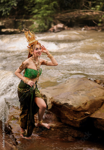Fototapeta Naklejka Na Ścianę i Meble -  Women dressed in Thai traditional dress, poses, waterfalls.
