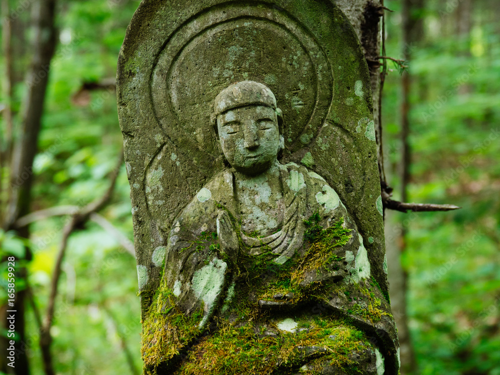 森の中の石像