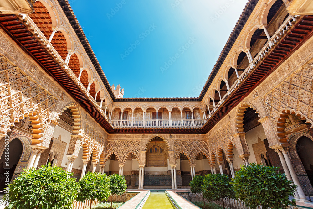 Obraz premium Pałac Alcazar w Sewilli w Hiszpanii