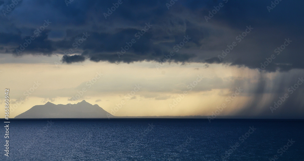 cielo lluvia tormenta ocaso crepusculo atardecer mar agua montaña playa italia nubes 