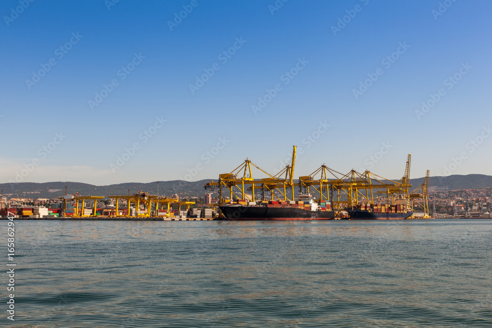 Obraz premium Crane bridge in shipyard