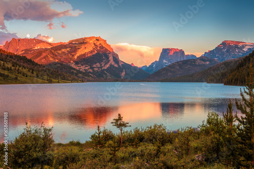 Fototapeta Naklejka Na Ścianę i Meble -  Sunset Colors on White Rock and Square Top Mountains above the Green River Lakes