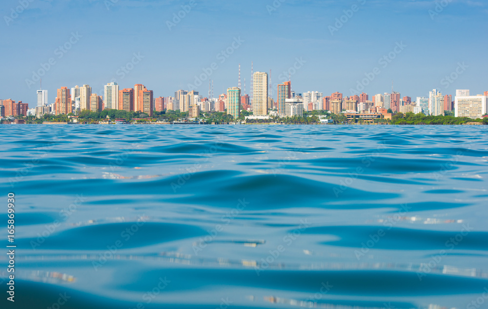 Obraz premium Lake an the city 1