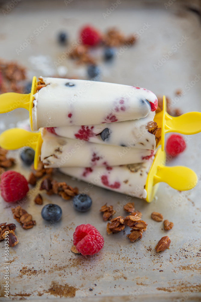Müsli Eis am Stiel mit Beeren Müsli Eis am Stiel mit Beeren