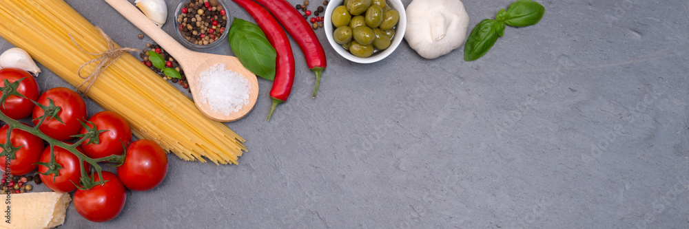Spaghetti Zutaten kochen Pasta Italien Schiefertafel Banner Essen Nudeln Textfreiraum von oben Spaghetti Zutaten kochen Pasta Italien Schiefertafel Banner Essen Nudeln Textfreiraum von oben