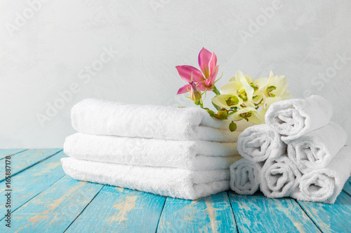 Fototapeta Naklejka Na Ścianę i Meble -  towels with orchid flower
