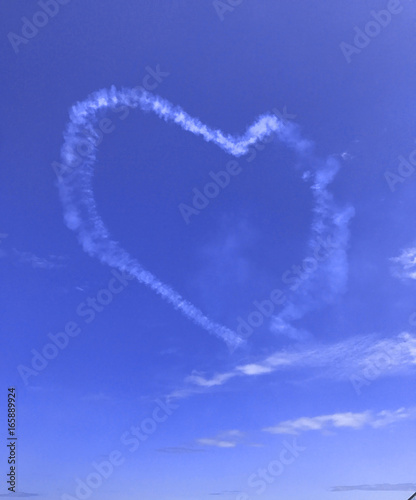 ハート型の飛行機雲 Aerial cloud