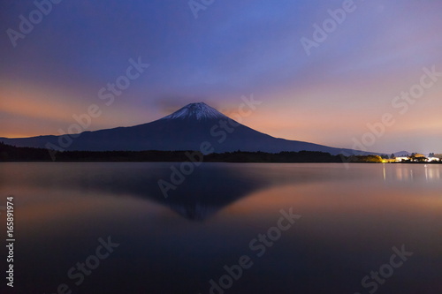 夜明けの富士山、静岡県富士宮市田貫湖にて © photop5