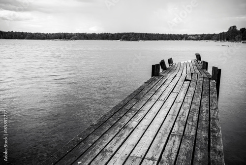 Obraz na plátně Old wooden foot bridge in sea