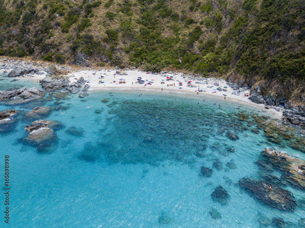 Paradiso del sub, spiaggia con promontorio a picco sul mare. Zambrone, Calabria, Italia. Immersioni relax e vacanze estive. Coste italiane, spiagge e rocce. Vista aerea Paradiso del sub, spiaggia con promontorio a picco sul mare. Zambrone, Calabria, Italia. Immersioni relax e vacanze estive. Coste italiane, spiagge e rocce. Vista aerea