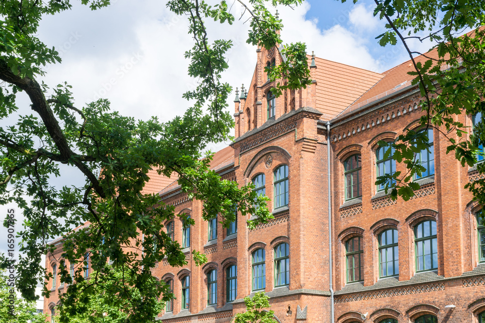 Fototapeta premium Backstein oder Ziegelfassade eines alten Schulgebäudes
