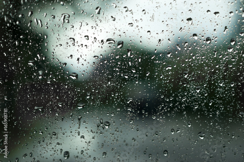 Regentropfen an der Fensterscheibe - abstrakter hintergrund