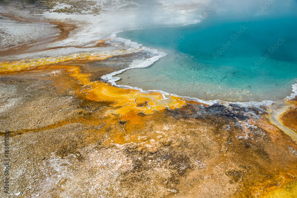 Mikroorganismen färben das Wasser im  Yellowstone Nationalpark, Wyoming - obrazy, fototapety, plakaty 