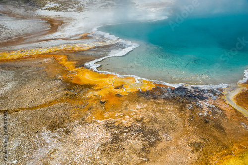 Mikroorganismen färben das Wasser im Yellowstone Nationalpark, Wyoming