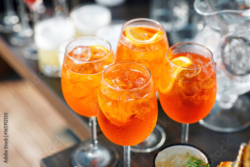 Foto Aperol spritz cocktail in misted glass, selective focus