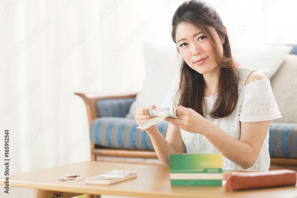 預金通帳・女性 預金通帳・女性