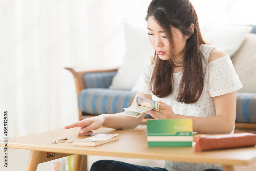 預金通帳・女性 預金通帳・女性