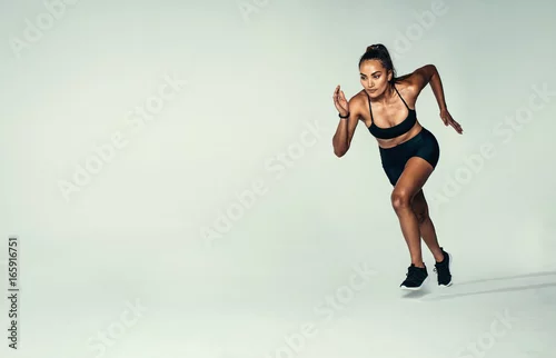Obraz Latynoska kobieta biegacz pracujący w studiu