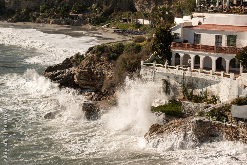 Olas golpeando las rocas en las playas de Nerja Olas golpeando las rocas en las playas de Nerja