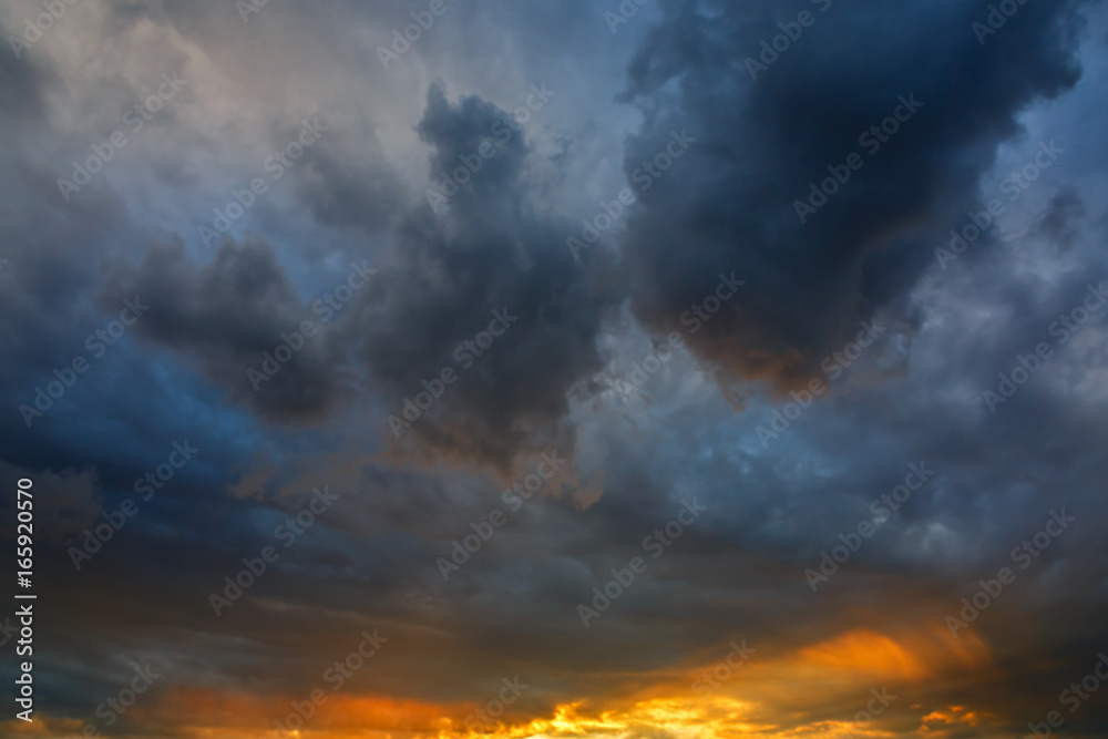 Obraz premium The sky with clouds is photographed in Russia during sunset.