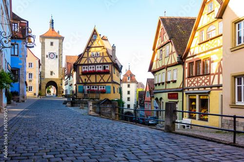 Pl  nlein in Rothenburg mit Siebertor und Kobolzeller Tor in Bayern